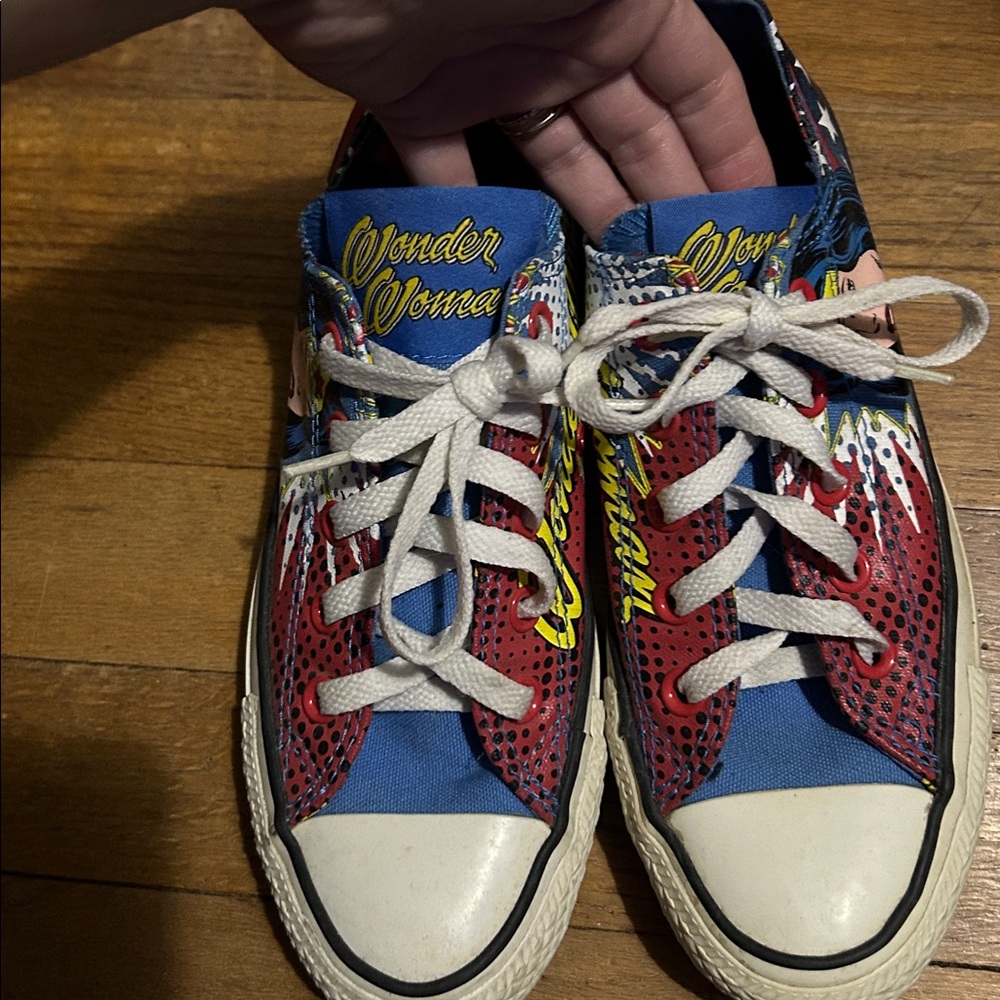 Converse x Wonder Woman Low top Print Gold Crown RARE TM&DC Comics/Converse EUC - Picture 3 of 7